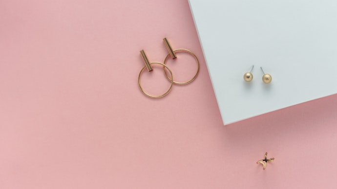 Pilih anting hijab simple untuk kantor dan aktivitas harian, seperti anting hijab tusuk berwarna netral
