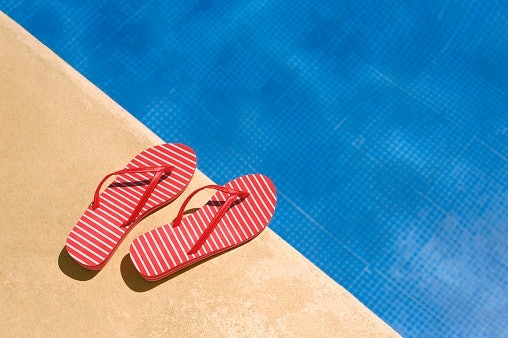 Untuk berenang dan bermain di pantai, pakai sandal jepit pantai atau flip-flop karet, beach slide, atau sandal jelly