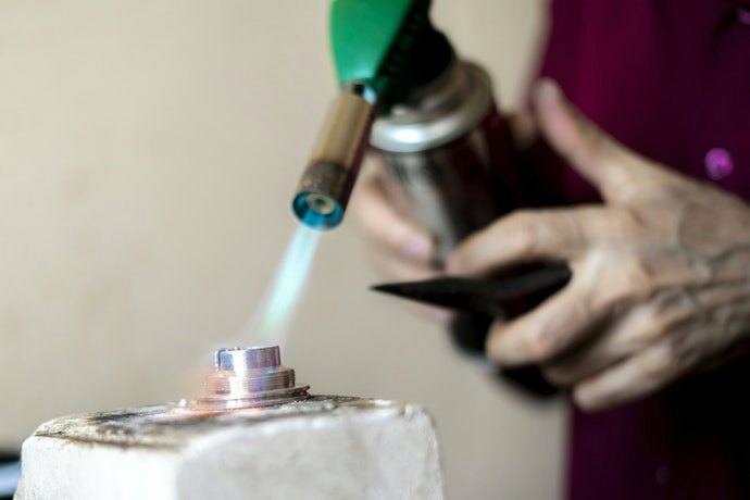 Pertimbangkan gas torch tipe sekrup berdaya tinggi untuk mengelas