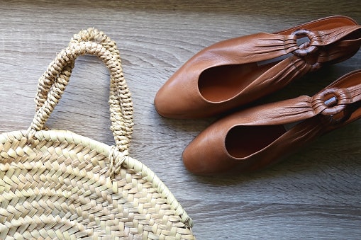 Untuk dipakai jalan, pilih flat mules, mule sneakers, atau mules dengan heels 3 cm
