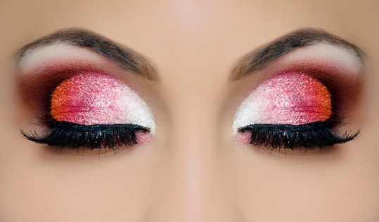 Untuk look yang lebih bold, pakai eyeshadow glitter
