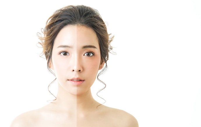 Untuk membantu mengurangi tanda penuaan, pertimbangkan juga sabun wajah yang mengandung retinol, AHA, vitamin C, licorice, arbutin, kojic acid, atau vitamin E