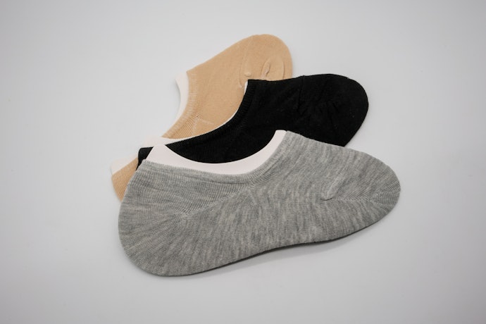 Untuk kaos kaki flat shoes atau heels ber-collar rendah, pilih invisible socks yang tidak terlihat dari luar