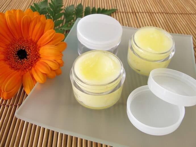 Untuk penggunaan yang lebih praktis, cek produk berbentuk spray atau balm