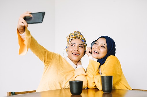 Pilihlah hijab dengan tone warna gelap