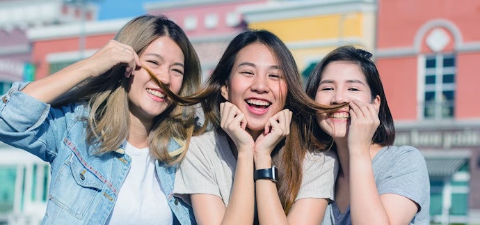 Untuk rambut berketombe, pilihlah varian Sampo Untuk Perawatan Anti Ketombe