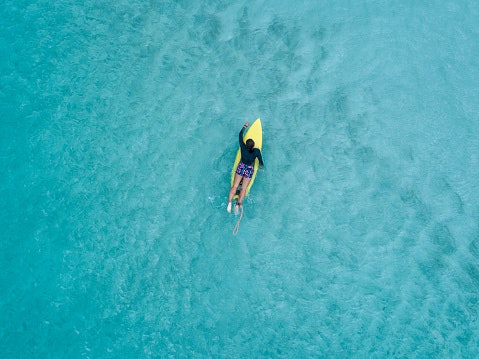Pertimbangkan surfboard yang warnanya kontras dengan air laut