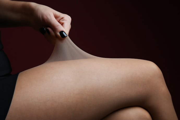 Untuk tampilan natural sehari-hari, pilih pantyhose transparan atau setingkat di atas warna kulit