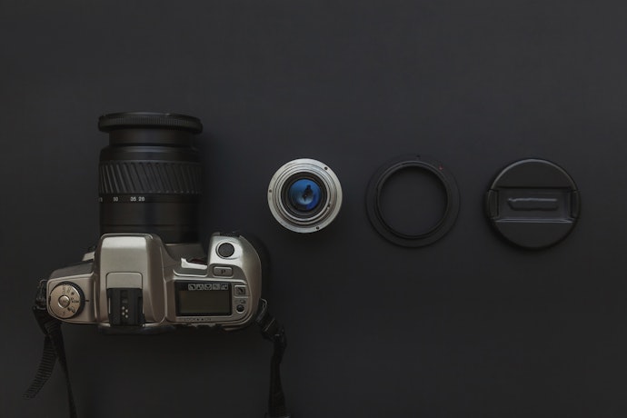 Pertimbangkan kamera mirrorless dengan lensa kit agar lebih terjangkau bila dana Anda terbatas