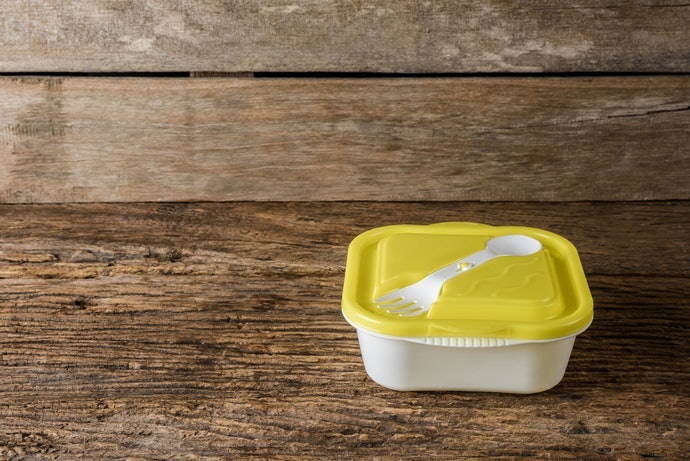 Pilih tempat makan bayi yang dilengkapi sendok dan garpu