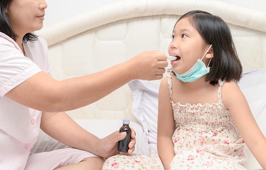 Anak terlihat mengalami pilek sekaligus batuk? Pilih produk yang memiliki kandungan untuk mengurangi gejala batuk
