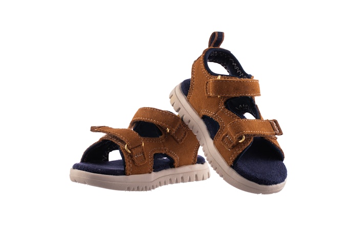 Untuk acara semiformal atau formal, utamakan sandal berbahan synthetic leather