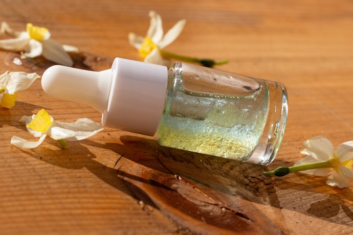 Pilih produk essence berformula ringan dengan bahan pelembap humektan, hindari kandungan oily atau tekstur kental