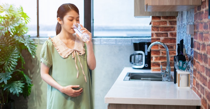 Mau tetap tampil kekinian saat mengandung? Pilih dress hamil dengan warna-warna cerah dan detail yang manis ala Korean style
