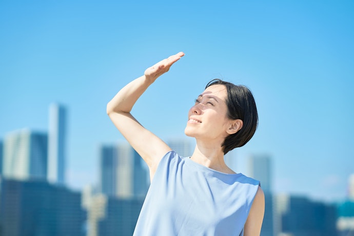 Pastikan keberadaan klaim SPF atau UV filter pada bedak