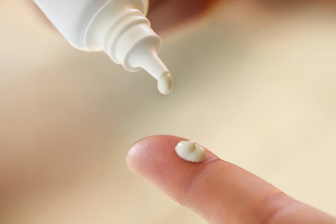 Pastikan eye cream dilengkapi kandungan pelembap seperti hyaluronic acid dan ceramide