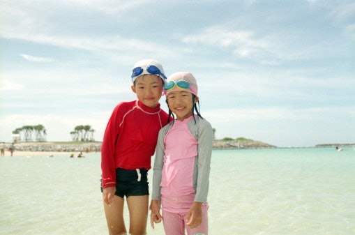 Untuk penggunaan di pantai atau area outdoor, cari yang modelnya longsleeve atau rash guard untuk mengurangi risiko kulit terbakar matahari