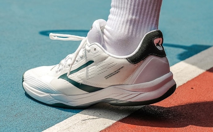 Sesuaikan sepatu tenis dengan jenis lapangannya; Jika sering bermain di banyak lapangan, utamakan sepatu all court