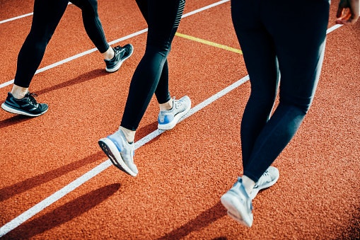 Pilih sneakers hitam sesuai dengan tujuan penggunaan