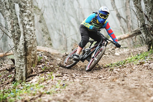 Pertimbangkan helm full face untuk aktivitas yang ekstrem seperti downhill