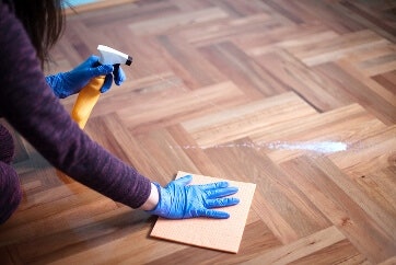 Pilih pembersih lantai antibakteri atau mengandung disinfektan