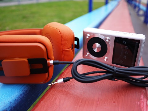 Tentukan prioritas Anda, baterai yang awet atau kualitas audio yang tinggi