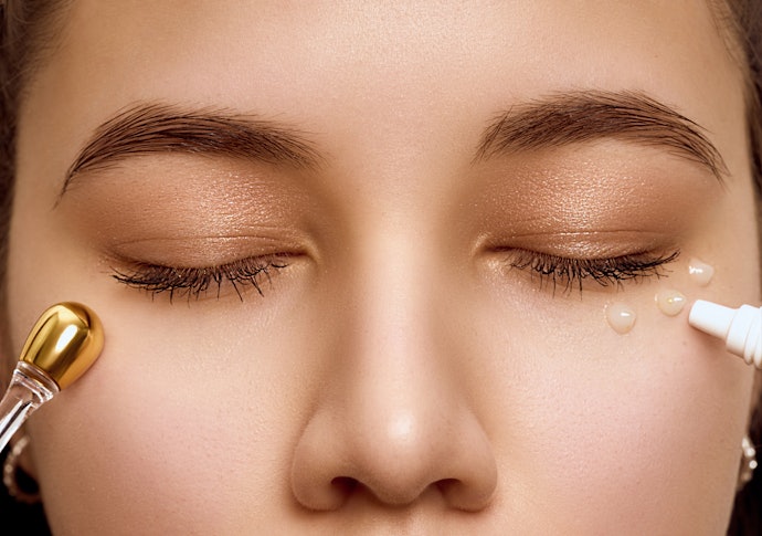 Meski tidak wajib, pertimbangkan eye cream yang dilengkapi aplikator untuk bantu memijat area mata
