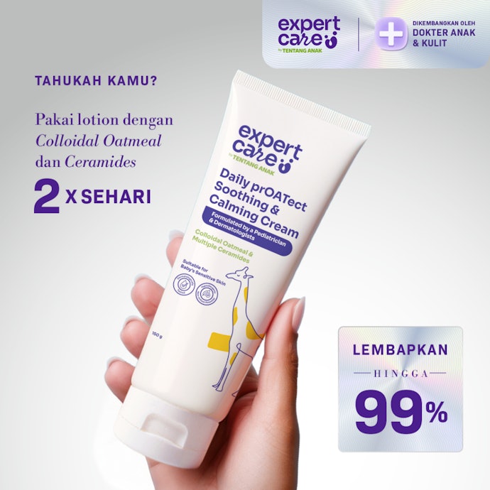 Untuk mengatasi kulit bayi yang cenderung kering, utamakan skincare bayi yang kaya pelembap, misalnya baby cream