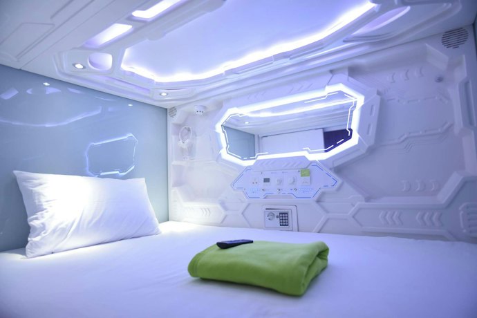 Untuk urusan bisnis, cari hotel kapsul di Jakarta Pusat yang dekat dengan pusat bisnis, seperti Whiz Capsule, PassGo Thamrin, dan Pinx's Hostel