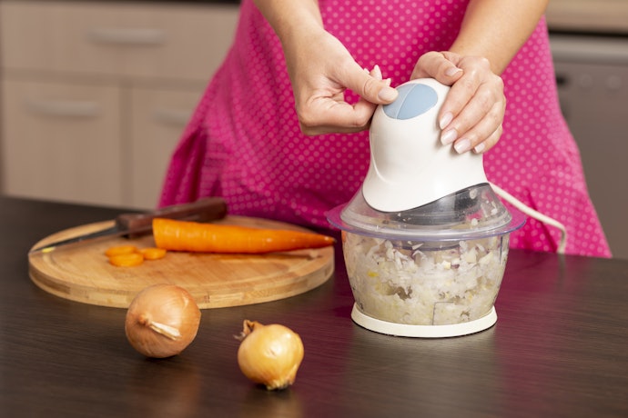 Cek fitur yang tersedia dalam food processor seperti safety lock dan pre-programmed setting