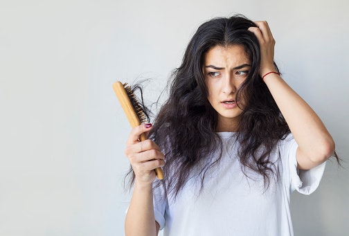 Jika rambut kering disertai kerontokan, hindari shampoo yang mengandung SLS/SLES