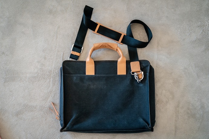 Untuk kerja, utamakan tas yang kapasitasnya besar, misalnya messenger bag dan crossbody bag