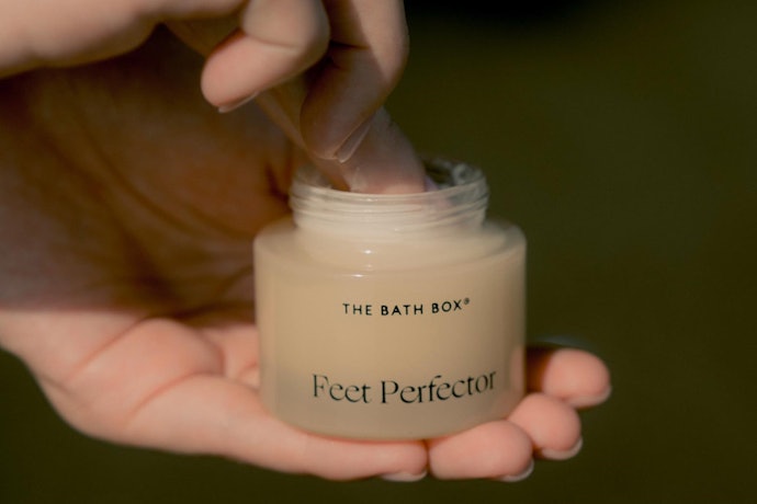 Utamakan foot cream yang mengandung pelembap, seperti shea butter, petroleum jelly, dan Aloe vera, untuk mengatasi kaki kering dan bersisik