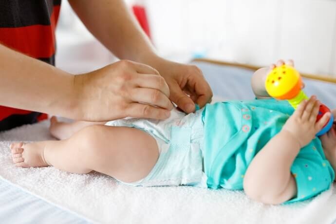 Pertimbangkan model baju pesta bayi yang memudahkan Anda mengganti popok