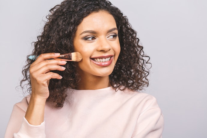Untuk kulit berminyak, pilihlah powder foundation dengan finish matte