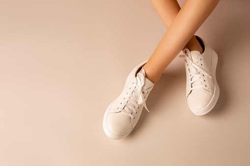Cari bahan sepatu kuliah wanita yang awet dan nyaman, seperti kulit, kanvas, atau mesh