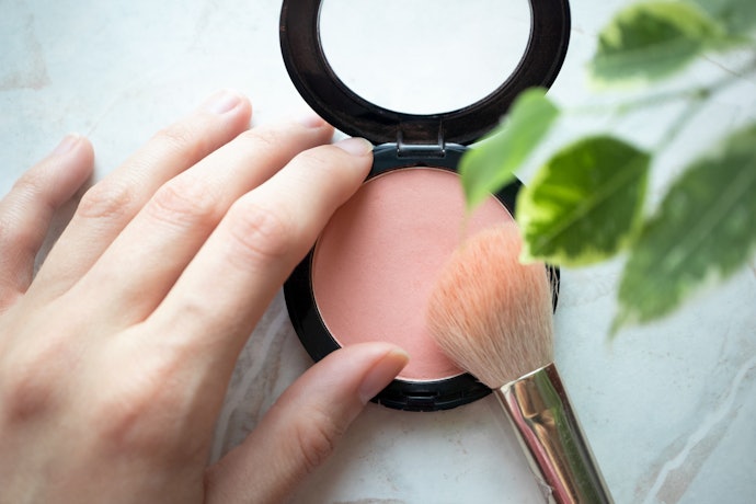 Untuk tampilan natural sehari-hari, pilih warna peach dan coral yang melengkapi kulit kuning langsat