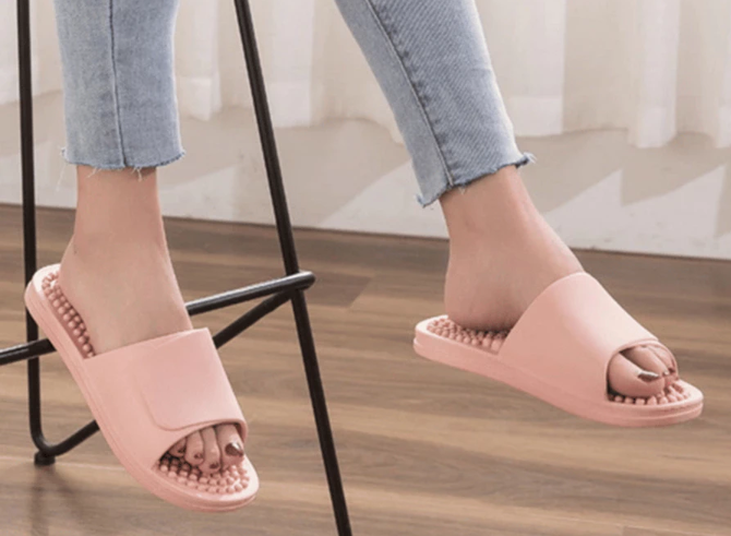 Pastikan ukuran sandal pas dengan kaki Anda