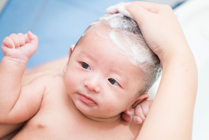 Pilih sabun dengan pH 5.5 atau klaim "pH balanced" untuk mencegah kulit bayi jadi iritasi