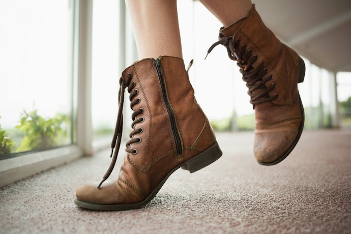 Kulit asli, kulit sintetis, atau suede? Cek bahan sepatu ankle boots