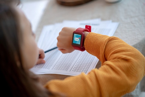 Pertimbangkan kado ulang tahun yang trendi untuk anak 13–17 tahun, misalnya smartwatch, maxi skirt, atau pakaian floral