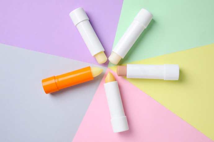 Agar dapat menghidrasi secara optimal, pastikan lip balm mengandung kombinasi pelembap seperti oklusif, humektan, dan emolien