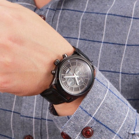 Bagi yang suka kegiatan outdoor, pilih jam tangan dari koleksi Sports Watch