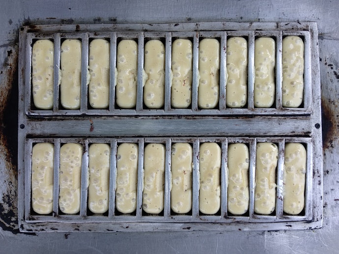 Cek jumlah lubang cetakan kue pukis sesuai kebutuhan