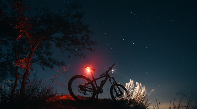 Utamakan lampu belakang sepeda dengan tingkat kecerahan cahaya di atas 50 lumen untuk sepeda MTB atau sepeda gunung