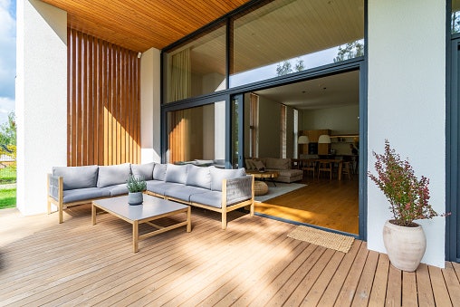 Untuk kursi tamu, sesuaikan dengan tipe teras Anda, teras indoor atau teras outdoor
