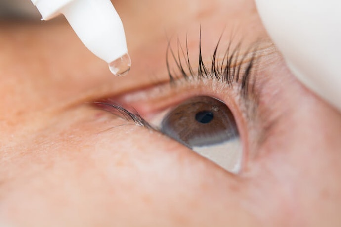 Jika mata kerap gatal karena iritasi lensa kontak, gunakan tetes mata khusus softlens; Hindari penggunaan contact solution sebagai tetes mata