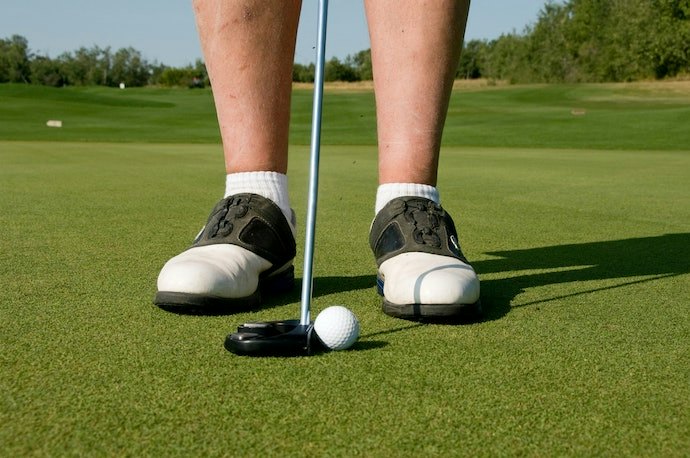 Cari sepatu golf dengan ukuran 0,5–1 cm lebih besar dari biasanya agar tidak kekecilan