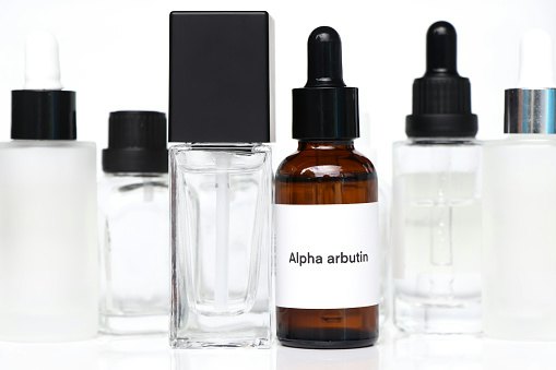 Untuk menyamarkan bekas jerawat, cek tambahan vitamin C, glutathione, arbutin, atau tranexamic acid yang memiliki efek brightening