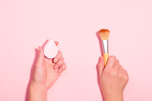 Gunakan aplikator yang tepat untuk mengaplikasikan highlighter